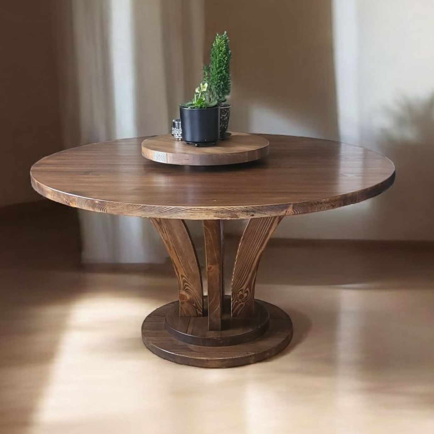 Vackert runt matbord i en tidlös och elegant design i massivt trä. Finns med både korsad fot och rund platta som fot - från Nordanlids Rustik 