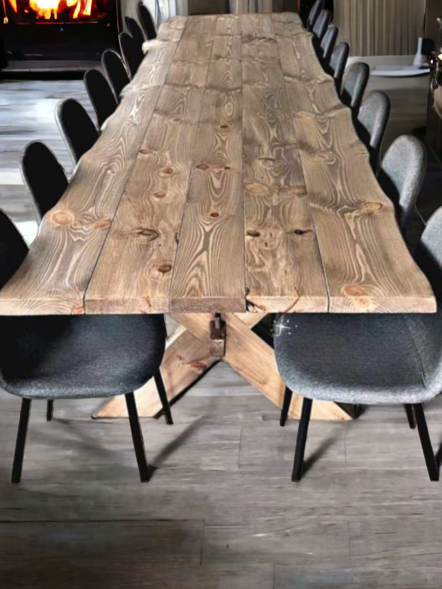 Klassiskt kryssbord med kilar som är kraftigare och rustikare än många andra. Borstat och kraftfullt massivt trä, ett gediget matbord i gammal stil från Nordanlids Rustik 