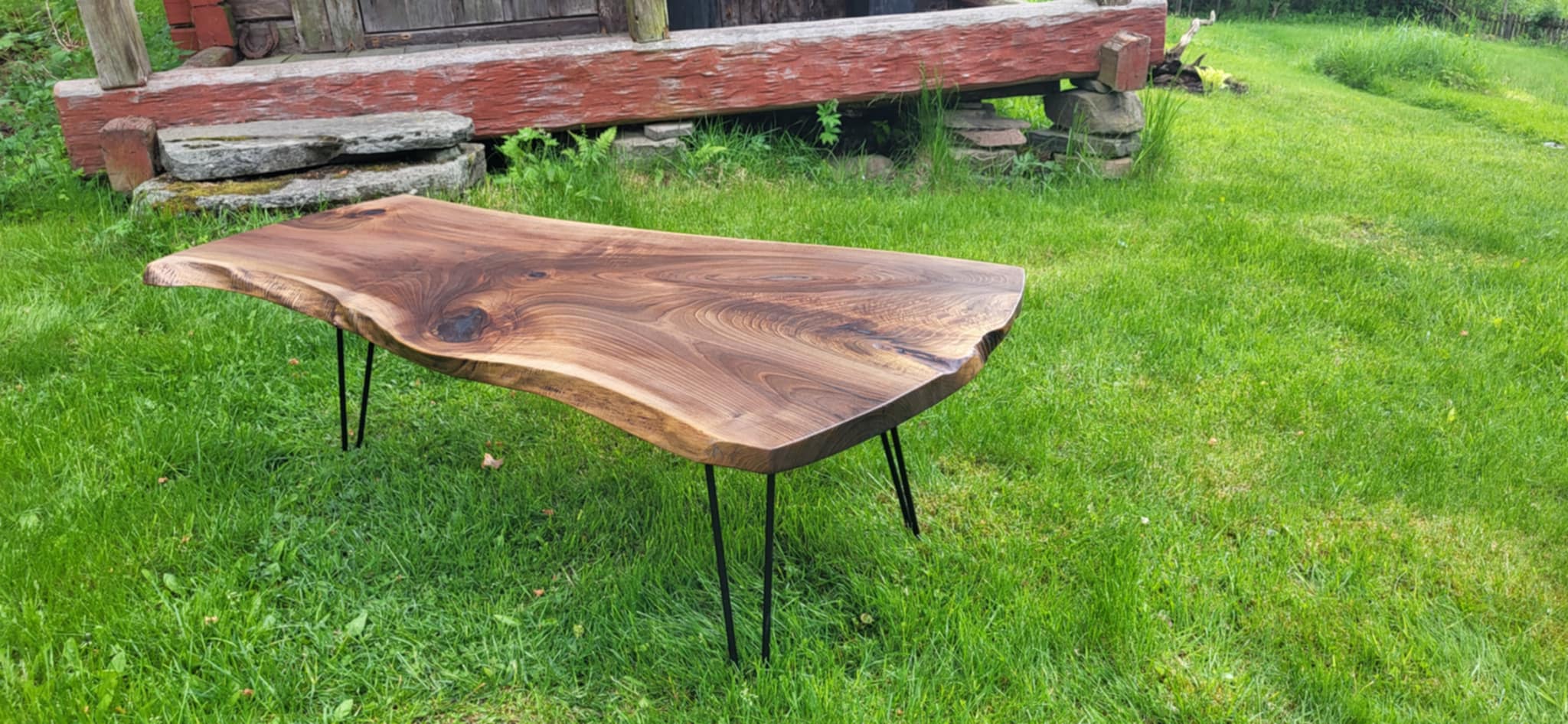 Rustikt matbord med bänkar