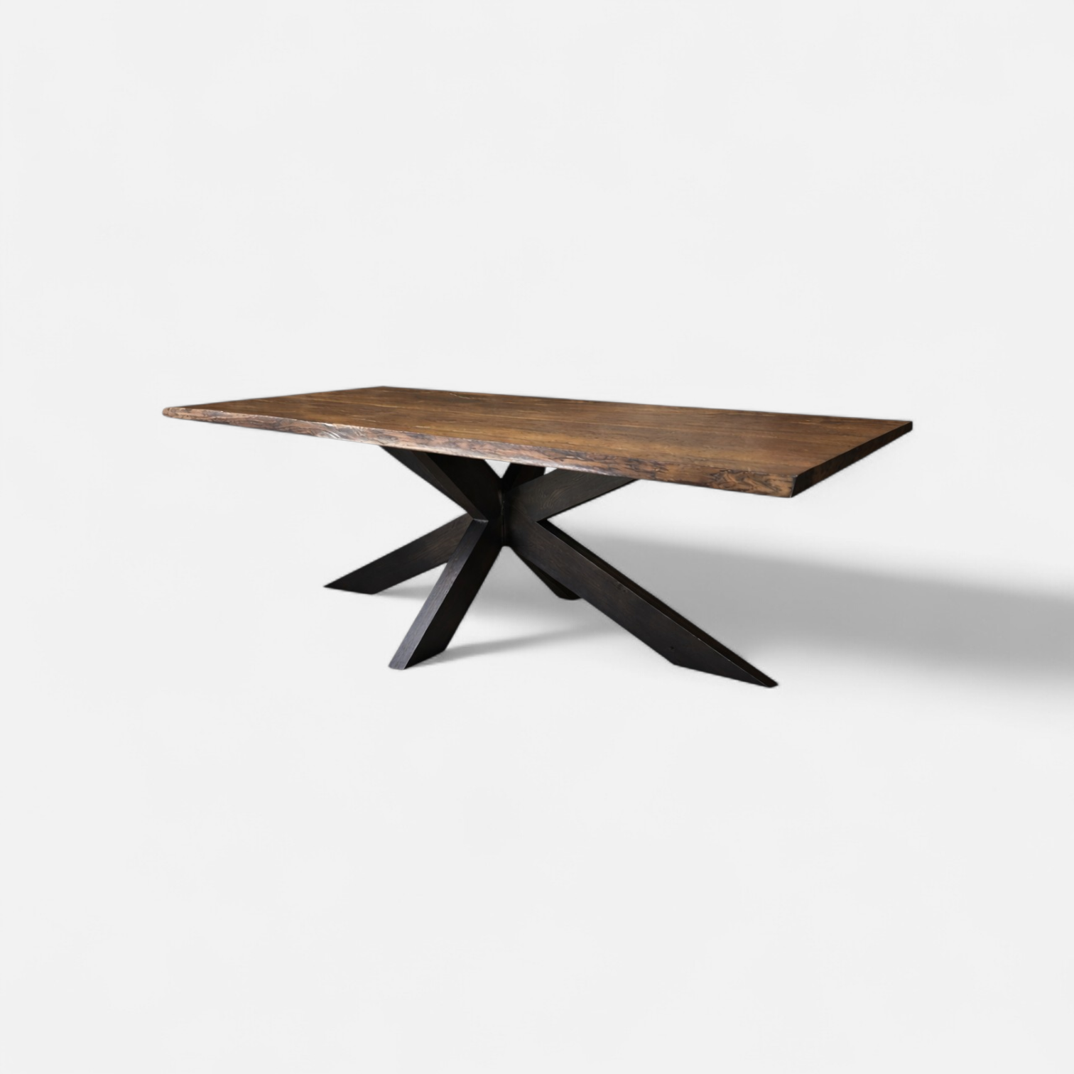 Vackert designat rektangulärt matbord med mjuka former i underredet i massivt trä med trädets naturliga former kvar på ytterkanterna på bordsskivan från Nordanlids Rustik 