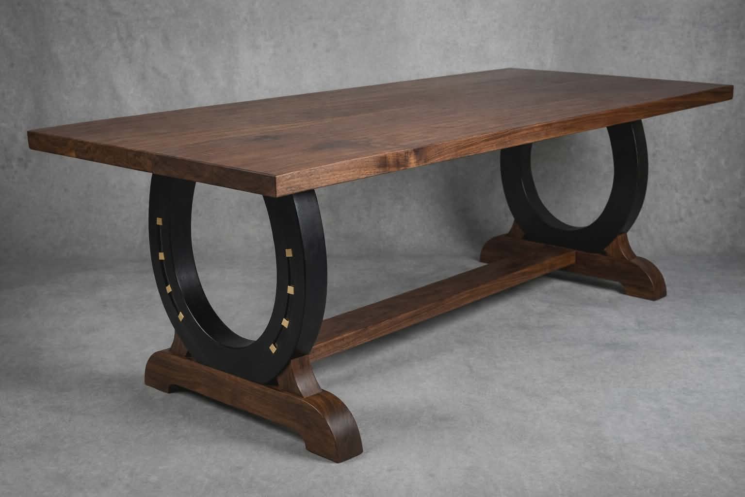 hästskobord matbord med hästskounderrede i massivt trä från Nordanlids Rustik