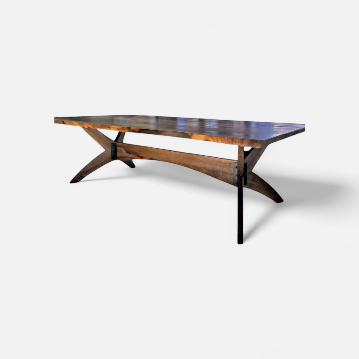Rektangulärt matbord med ett vackert och tidlöst underrede. Massivt trä i valnöt med ståldetaljer från Nordanlids Rustik 